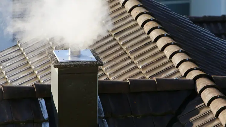 Komin na dachu budynku mieszkalnego