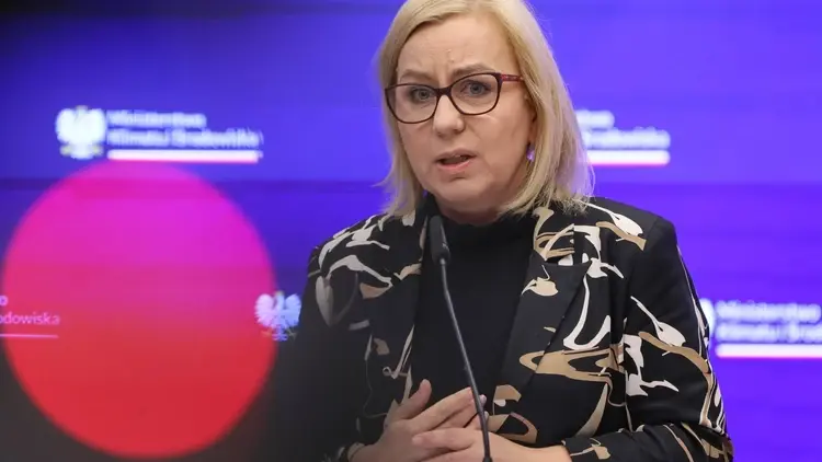 Paulina Hennig-Kloska przemawia do mikrofonu na konferencji prasowej