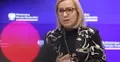 Paulina Hennig-Kloska przemawia do mikrofonu na konferencji prasowej