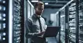 Człowiek stojący w serwerowni