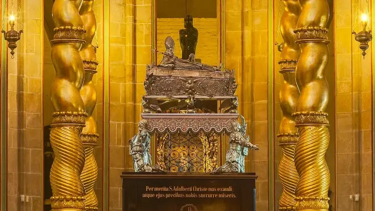 Srebrna trumna św. Wojciecha w katedrze gnieźnieńskiej