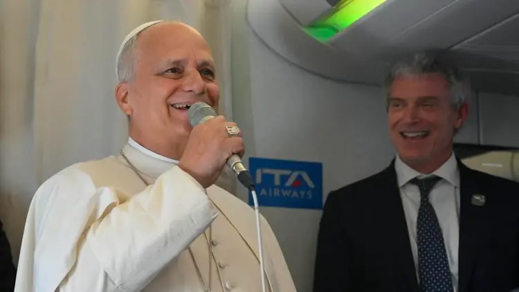 Papież na pokładzie samolotu powracającego z Afryki