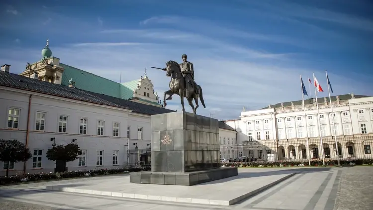 Pomnik przed Pałacem Prezydenckim