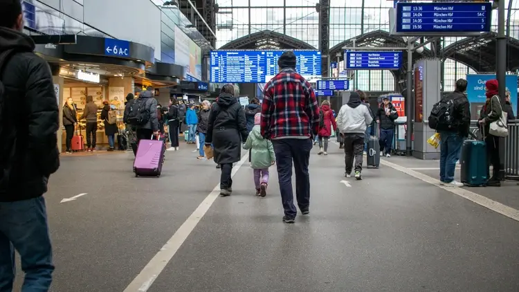 Pasażerowie przemieszczający się na dworcu