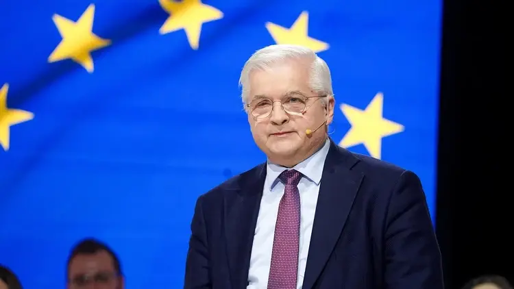 Włodzimierz Cimoszewicz z unijną flagą w tle