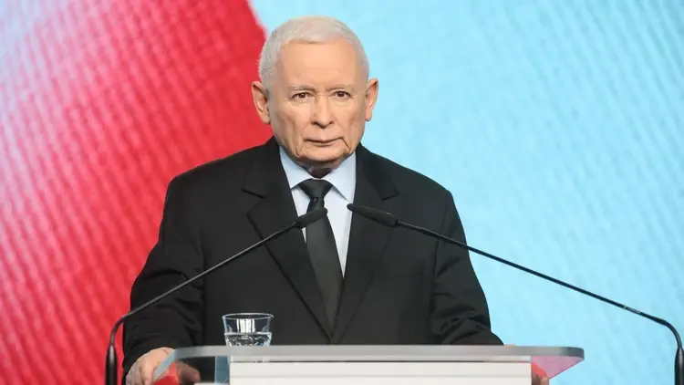 Jarosław Kaczyński przemawia na konferencji prasowej