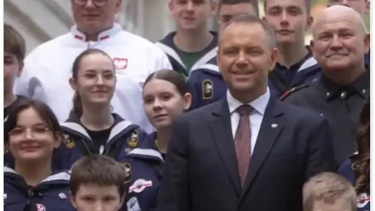 Karol NAwrocki wśród dzieci w ogrodzie pałacu prezydenckiego