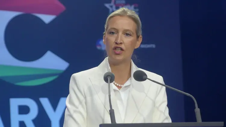 Alice Weidel przemawia do mikrofonu