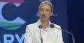 Alice Weidel przemawia do mikrofonu