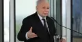 Jarosław Kaczyński przemawia do mikrofonu i gestykuluje