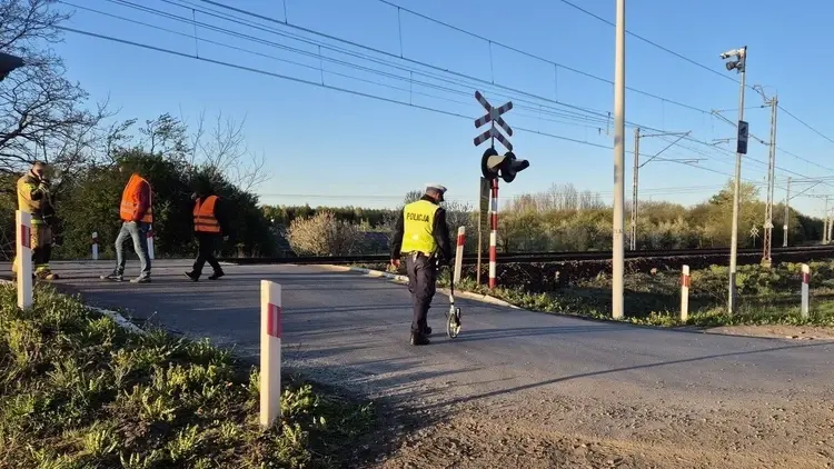 Policja bada okoliczności wypadku na przejeździe kolejowym w Turowie