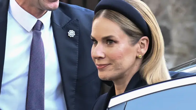 Marta Nawrocka wychodząca z samochodu