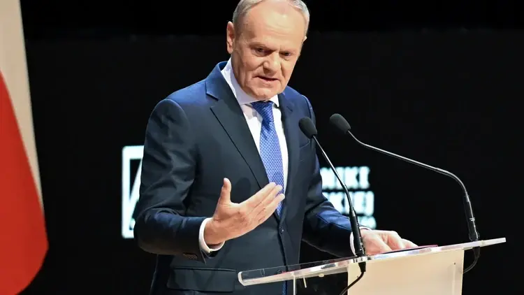 Donald Tusk przemawia do mikrofonu