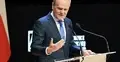Donald Tusk przemawia do mikrofonu