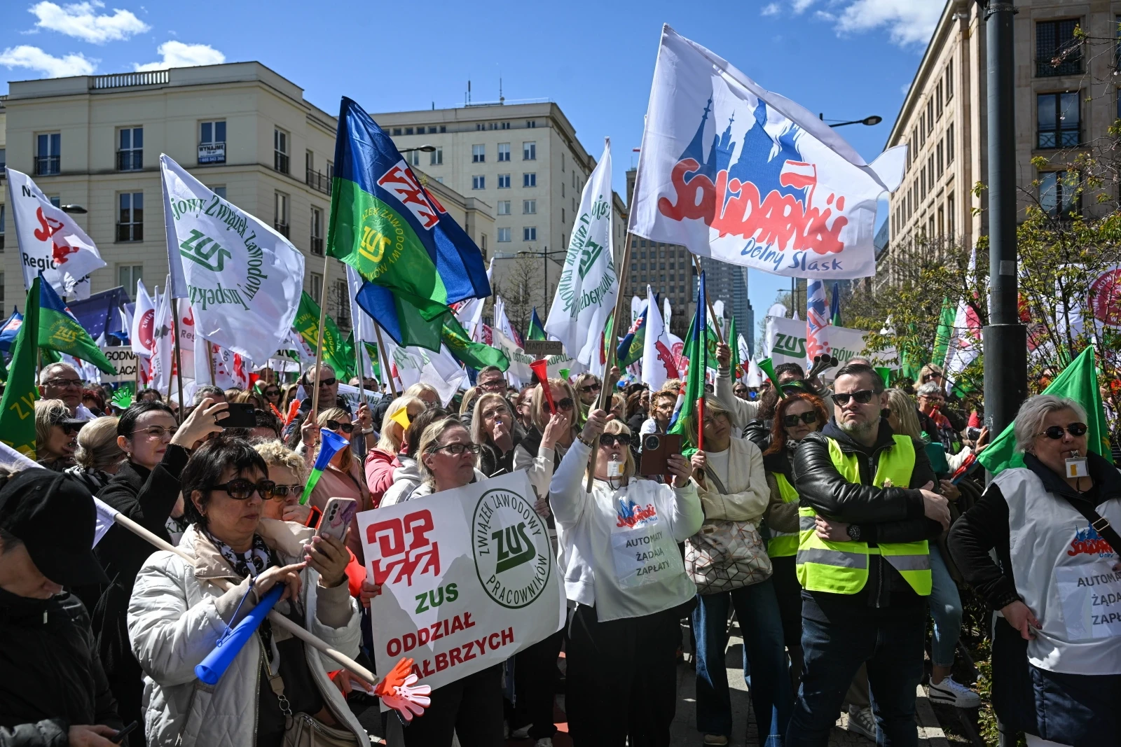 Protest pracowników ZUS przed Ministerstwem Finansów