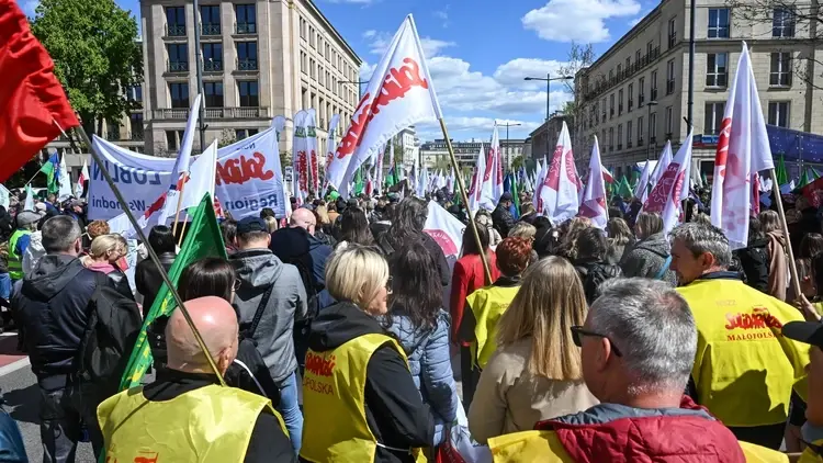 Protest pracowników ZUS przed Ministerstwem Finansów