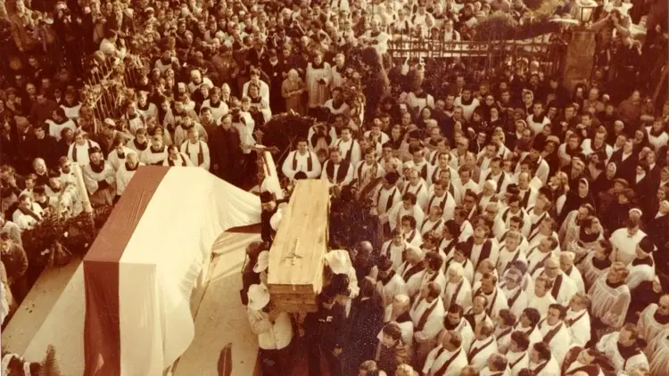 Trumna z ciałem ks. Popiełuszki w czasie nabożeństwa pogrzebowego