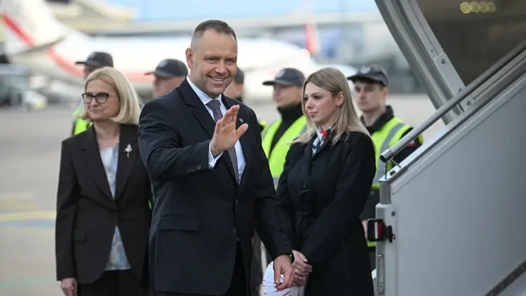 Prezydent Karol Nawrocki macha na lotnisku