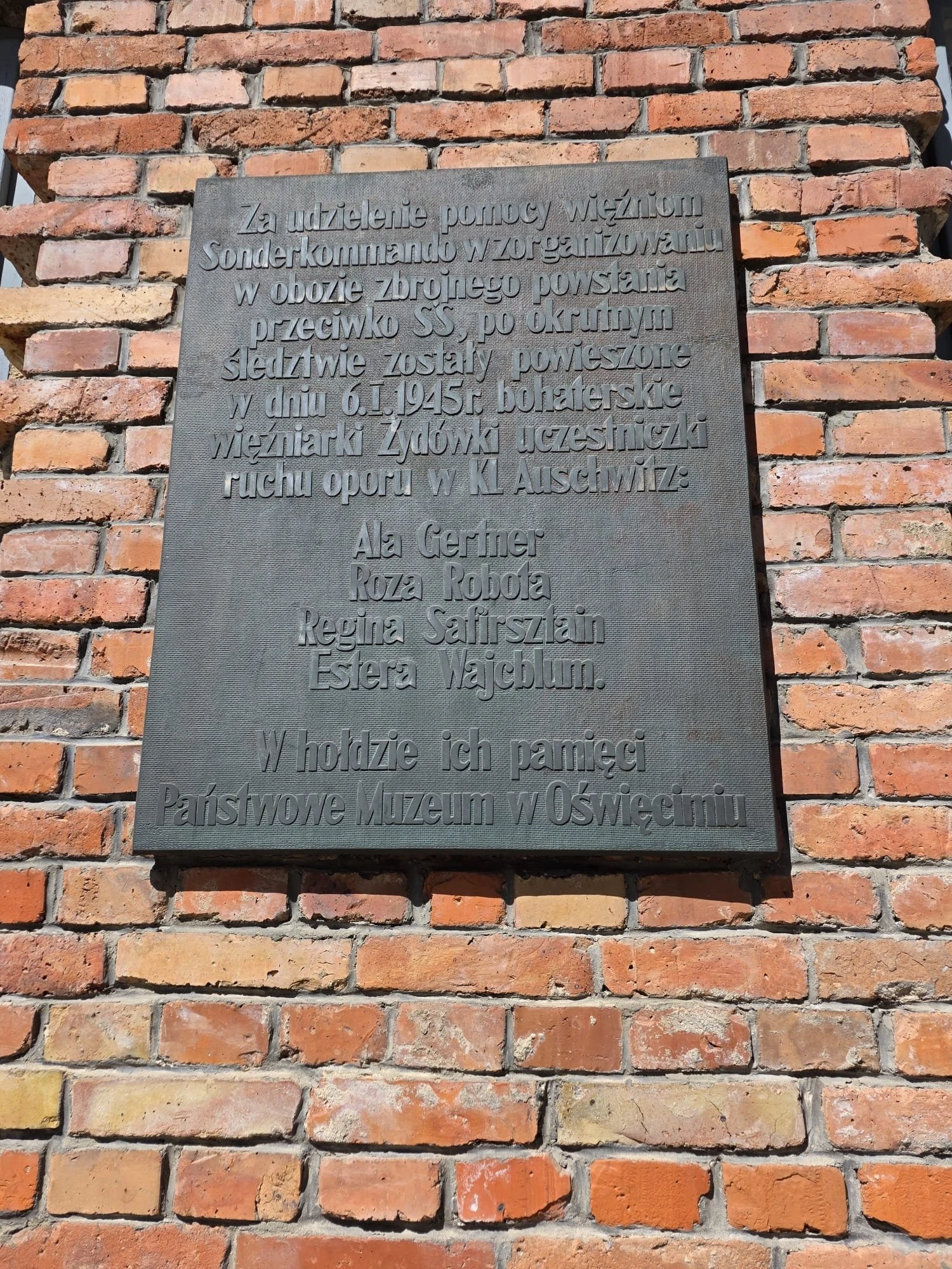 Auschwitz. Tablica upamiętniająca żydowskie Więźniarki
