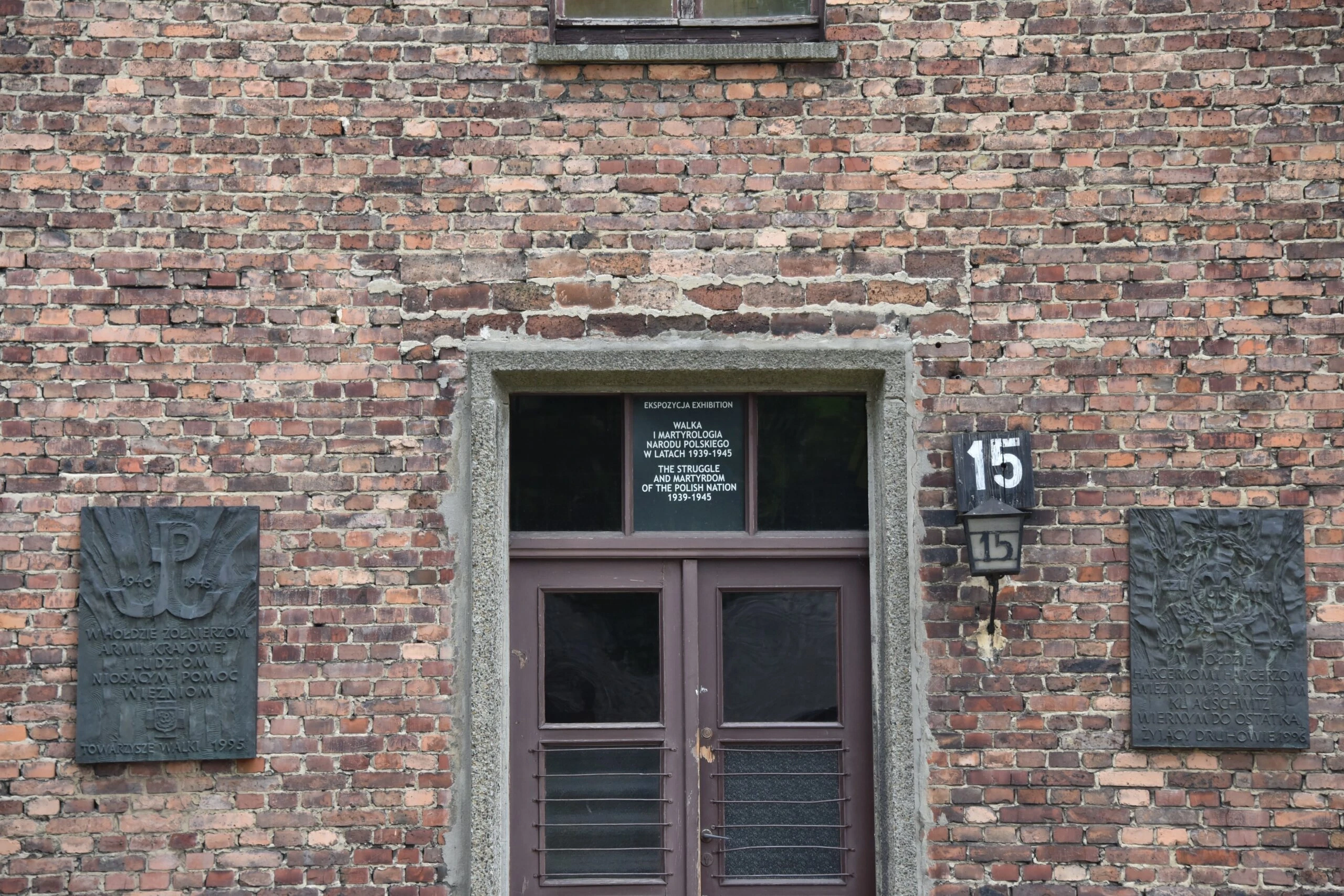 Tablice upamiętniające żołnierzy AK i harcerzy na ścianie Bloku 15 w KL Auschwitz