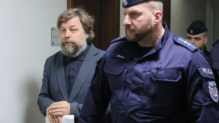 Rosyjski archeolog Aleksandr Butiagin doprowadzany na salę rozpraw w Sądzie Okręgowym w Warszawie