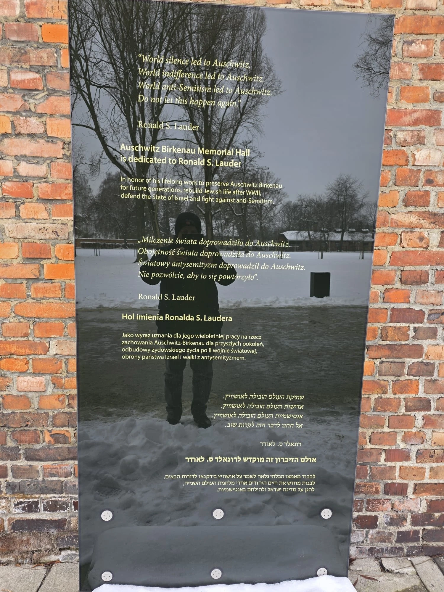 Auschwitz. Tablica Ronaldowi Lauderowi