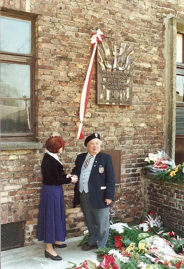 Odsłonięcie tablicy poświęconej żołnierzom AK na Bloku 15 Auschwitz