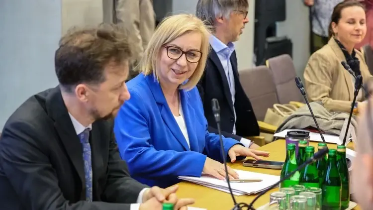 Paulina Hennig-Kloska na posiedzeniu sejmowej komisji Ochrony Środowiska, Zasobów Naturalnych i Leśnictwa w Sejmie w Warszawie