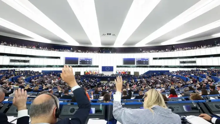 Eurodeputowani głosują w Parlamencie Europejskim
