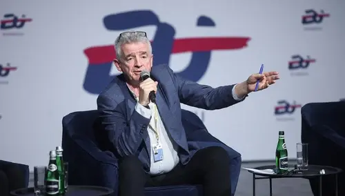 Michael O’Leary gestykuluje