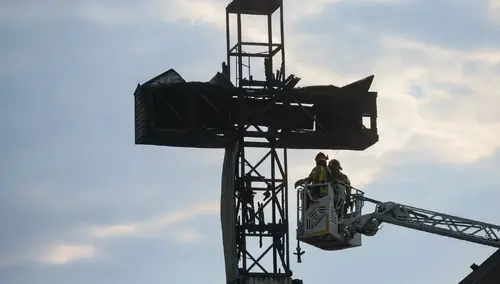 Krzyż przed kościołem św. Maksymiliana Marii Kolbego
