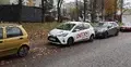 Samochód marki Toyota wypożyczalni Panek na parkingu przy ulicy
