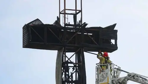 Spłonął krzyż przed kościołem parafialnym św. Maksymiliana Marii Kolbego przy ulicy Rzymowskiego w Warszawie