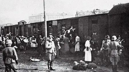Żydzi z Warszawskiego Getta wsiadają do wagonów na Umschlagplatz