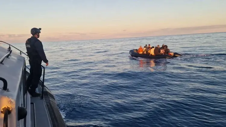 Frontex przejmuje grupę nielegalnych imigrantów w pobliżu Krety