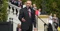 Karol Nawrocki przemawia do mikrofonu podczas uroczystości