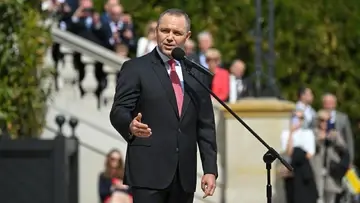 Karol Nawrocki przemawia do mikrofonu podczas uroczystości