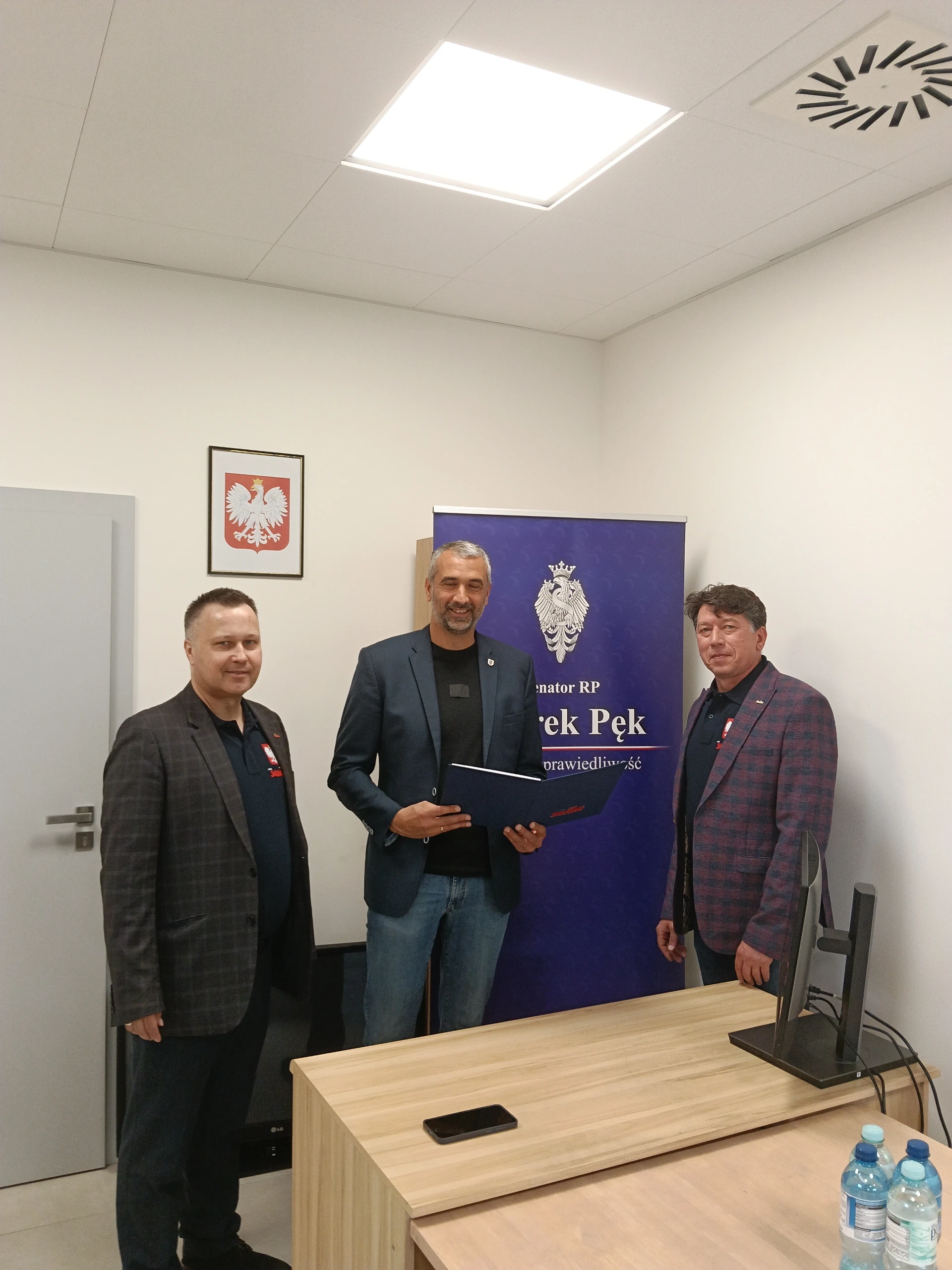 Związkowcy Tomasz Zaborowski i Daniel Pokuta oraz senator Marek Pęk