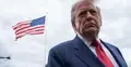 Donald Trump na tle amerykańskiej flagi