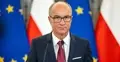 Włodzimierz Czarzasty na tle flagi polskiej i unijnej
