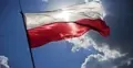 Polska flaga powiewająca na wietrze