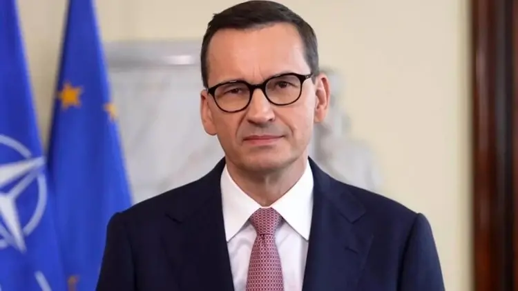 Mateusz Morawiecki na tle flagi UE i NATO