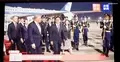 Donald Trump na lotnisku w Pekinie, w tle samolot
