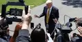 Donald Trump otoczony dziennikarzami