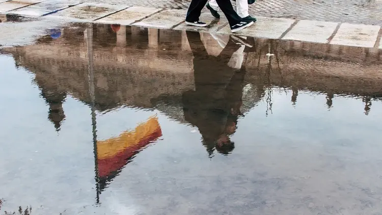 Flaga Niemiec odbita w kałuży