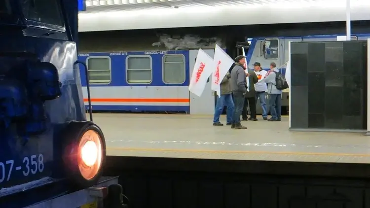 Bezpieczeństwo, stabilizacja, godne wynagrodzenie. Kolejarze pikietowali w stolicy
