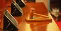 Pulpit w trybunale z młotkiem sędziowskim