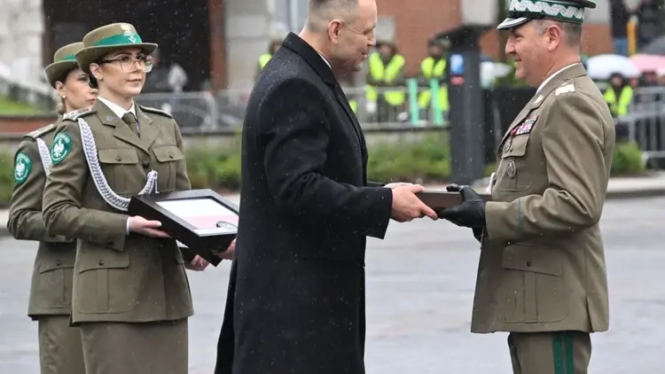 Prezydent RP Karol Nawrocki podczas Centralnych Obchodów Święta Straży Granicznej, 16 bm. na Placu Zamkowym w Lublinie. Podczas wydarzenia prezydent RP wręczył odznaczenia państwowe oraz flagi RP