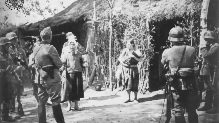 niemieccy żołnierze gestapo przed chłopską chatą na zamojszczyźnie