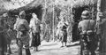niemieccy żołnierze gestapo przed chłopską chatą na zamojszczyźnie